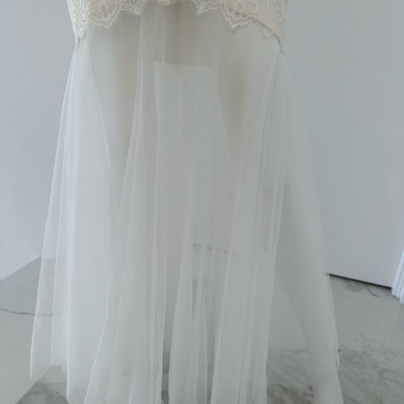 BCBGMAXAZRIA “Alyce” Strapless Lace & Tulle Mermaid Gown – Off White, Size 0 - Picture 13 of 17